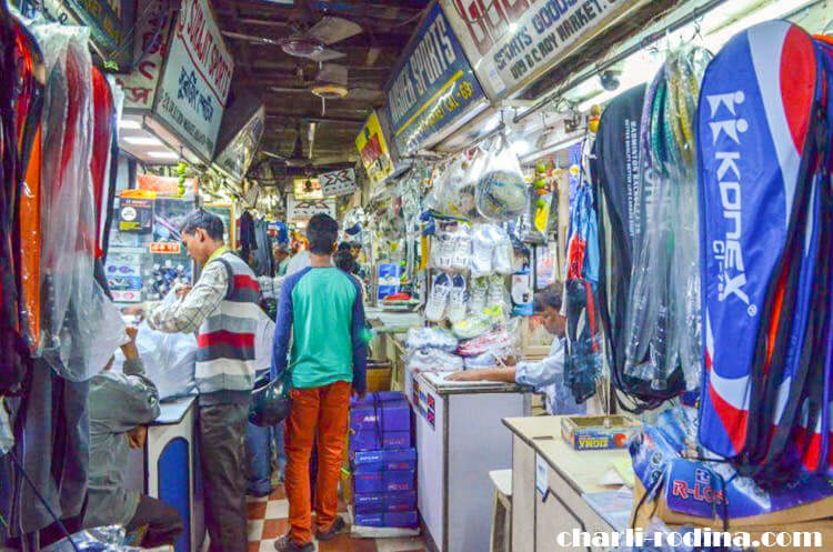 Maidan Market เสื้อกีฬาจำลองสินค้าใหม่ส่งมาถึงแผงขายของในตลาด Maidan ซึ่งเป็นตลาดสินค้ากีฬาที่ใหญ่ที่สุดแห่งหนึ่งในอินเดียซึ่งตั้งอยู่ใจกลาง
