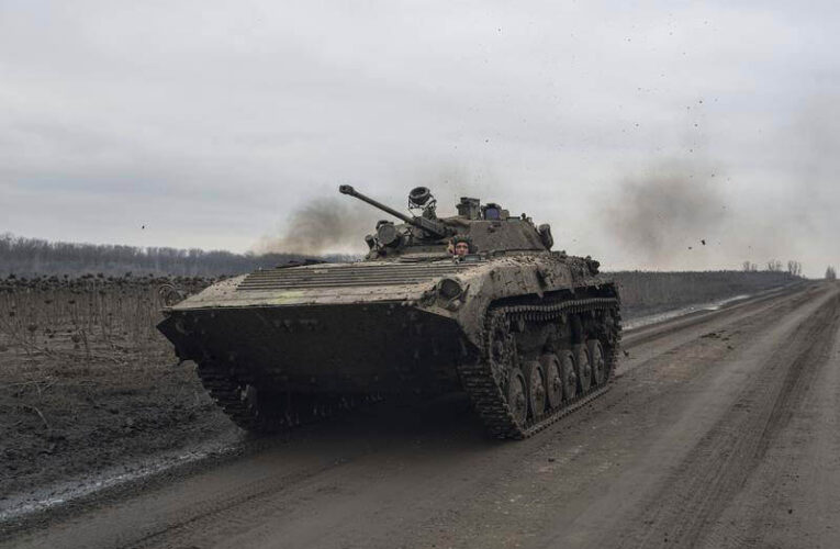 Ukraine clings ยูเครนยังคงยึดมั่นใน Bakhmut แม้จะมีการโจมตี