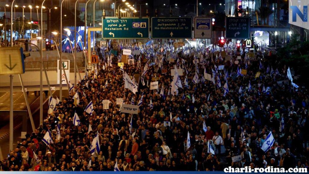 Huge crowds ชาวอิสราเอลหลายหมื่นคนเดินขบวนไปยังกรุงเยรูซาเล็ม และผู้ประท้วงจำนวนมากขึ้นบนถนนในกรุงเทลอาวีฟเพื่อแสดงพลังครั้งสุดท้ายที่มี