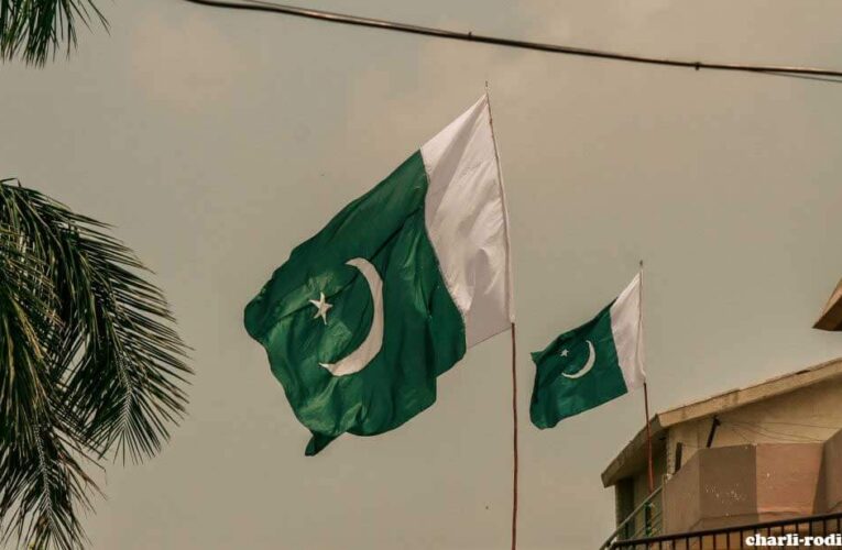 Pakistan gets $2bn ปากีสถานได้รับเงิน 2 พันล้านดอลลาร์